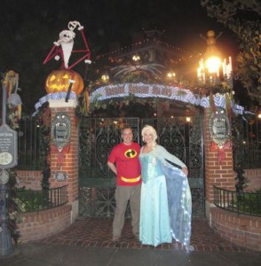 Mission Complete! Mr. Incredible and Elsa the Snow Queen at Haunted Mansion Holiday! :D