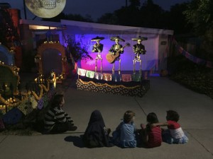 The Mariachis de Muerte have an audience!